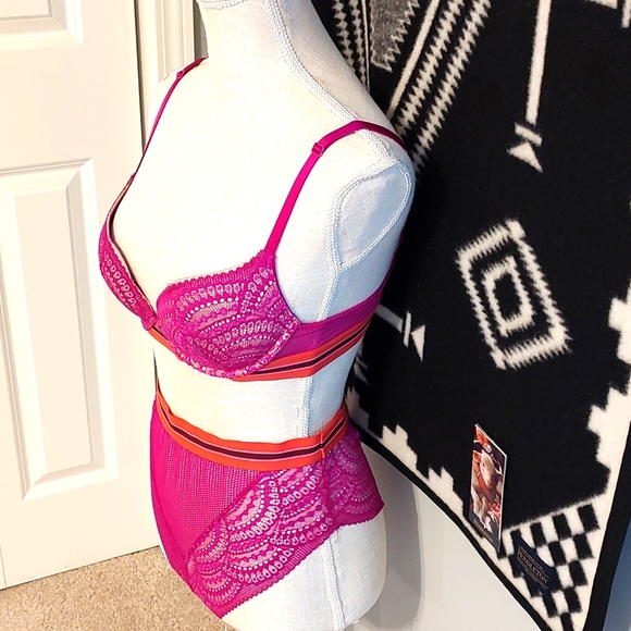 🥰GUC Victoria's Secret Very Sexy Lightly Lined Plunge & Hi-Waist Cheeky, 34B/SM - Picture 3 of 16